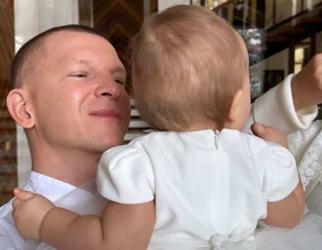 Певица в феврале родила вторую дочь от продюсера Кадр с пятимесячной дочерью Ханны Анна Иванова и Пашу Павел Курьянов показала мама артистки