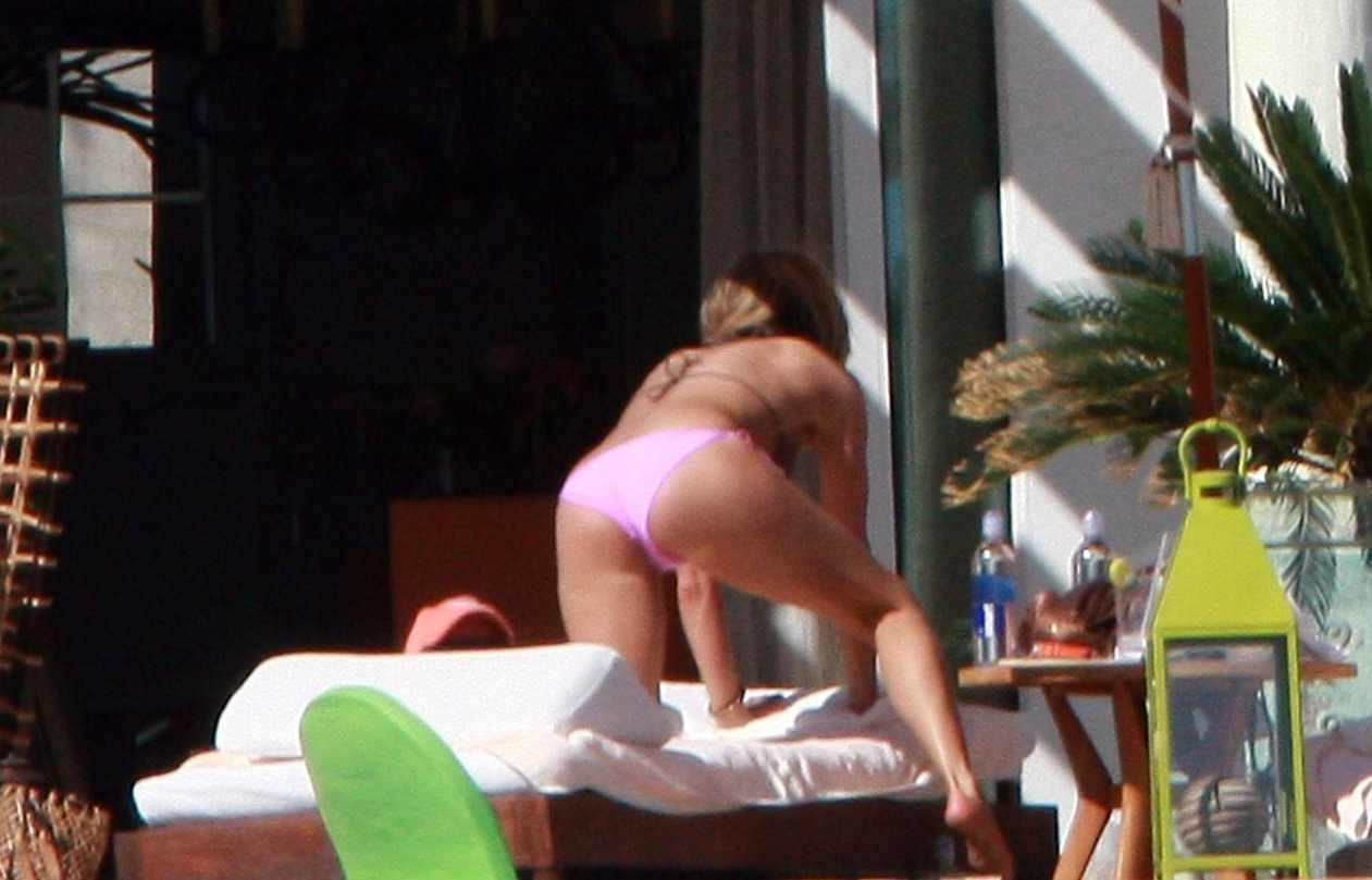 Jennifer aniston shows off her figure in a pink bikini in miami