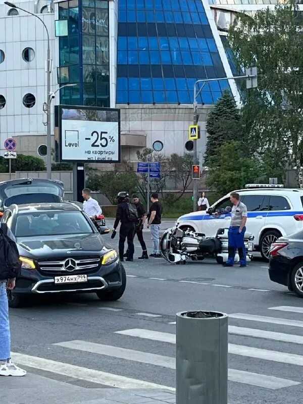Ксения Добромилова за рулем мотоцикла врезалась в Mercedes Актрису доставили в Институт Склифосовского