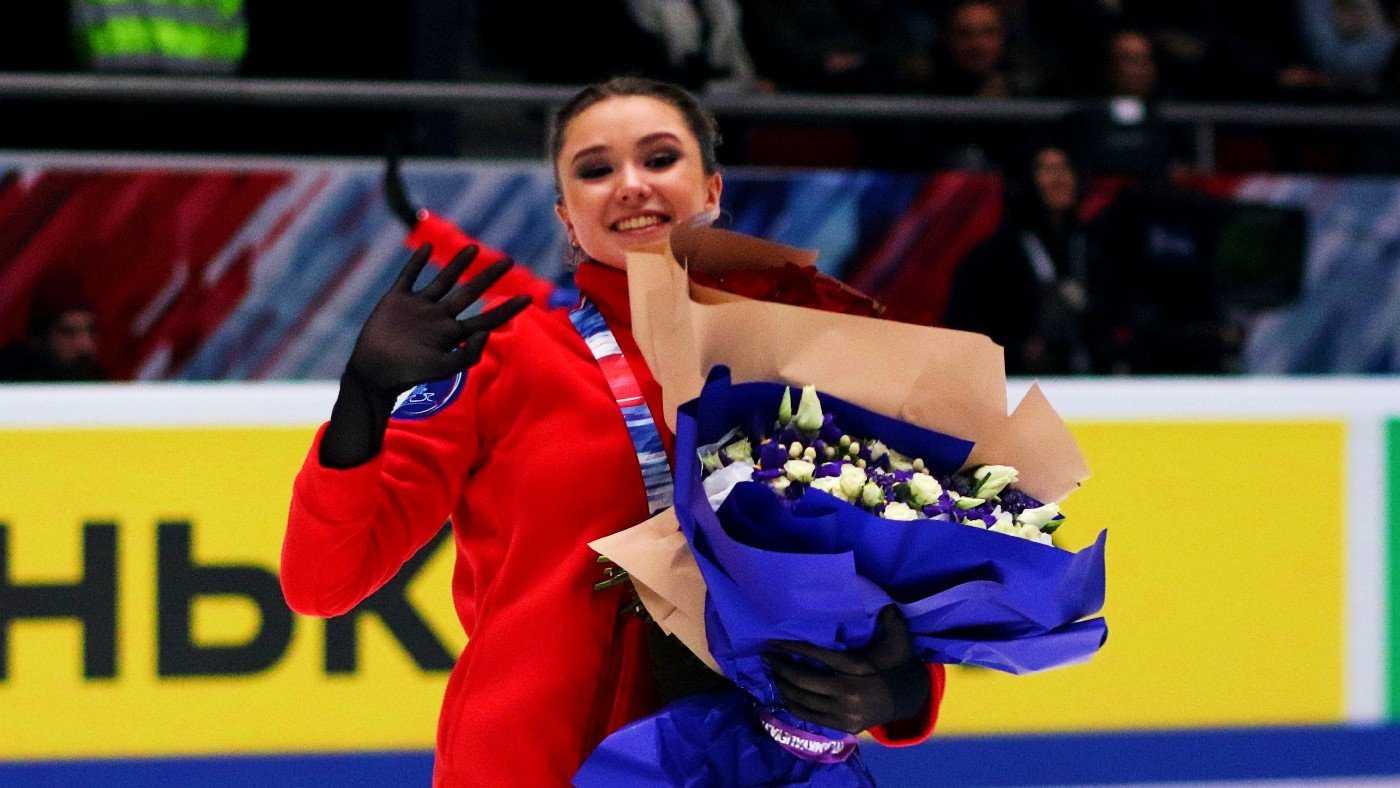 Без красивого платья для фигурного катания сложно представить успешное выступление, и к нему лучше привыкать во время занятий.