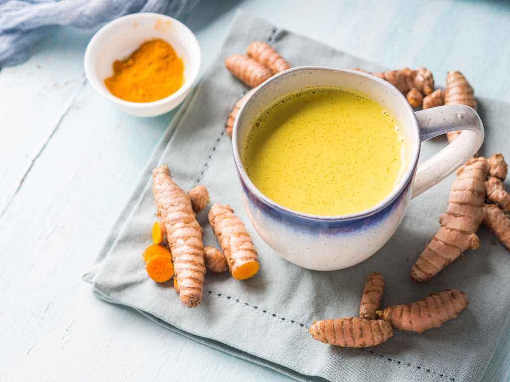 Куркума с молоком и медом на ночь - польза и вред, рецепты приготовления