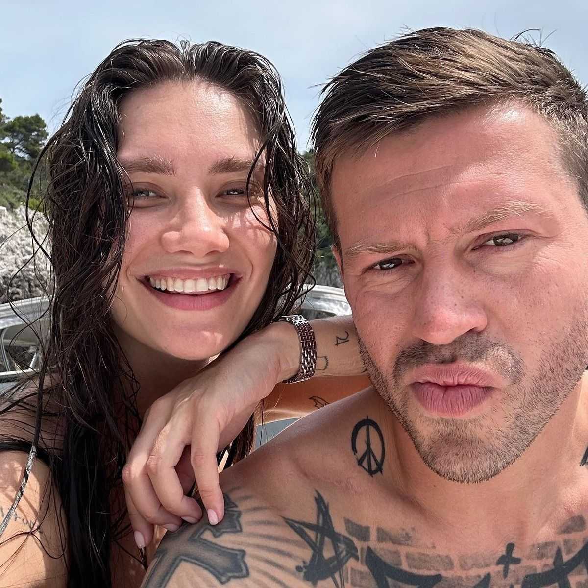 Карина Истомина позировала на фоне небоскребов Возлюбленная Федора Смолова выбрала откровенный наряд подчеркнувший округлившийся живот