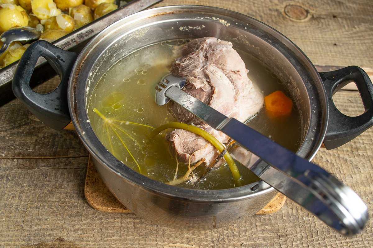 Мы не знаем о чистоте мяса в частности например курицы из которой варится бульон С первым бульоном уйдет и большая часть жира и экстрактивные вещества