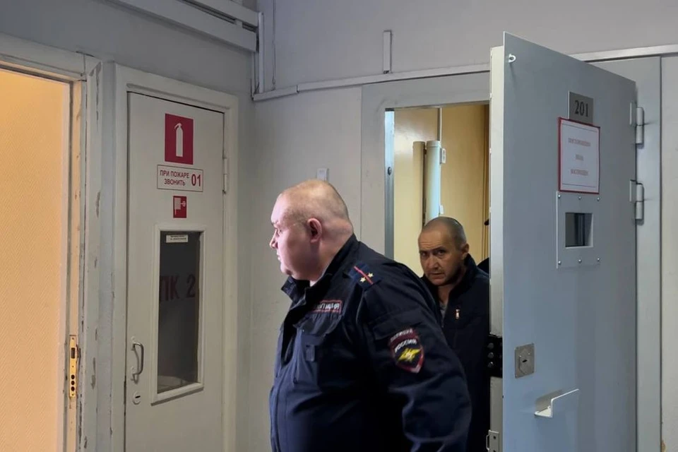 23 сентября в Санкт Петербурге задержали мужчину который заманил к себе домой школьницу дал ей наркотики после чего изнасиловал
