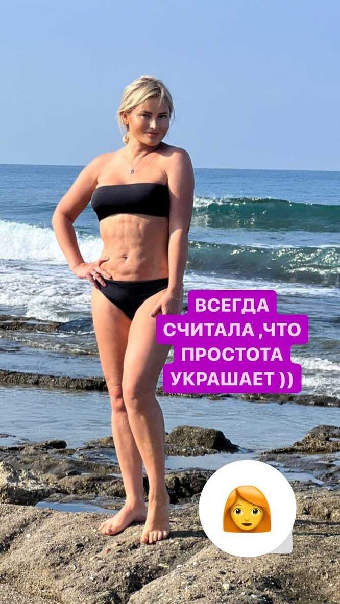 47 летняя телеведущая отдыхает в Турции Дана Борисова после хирургических вмешательств примерила черный купальник на берегу моря