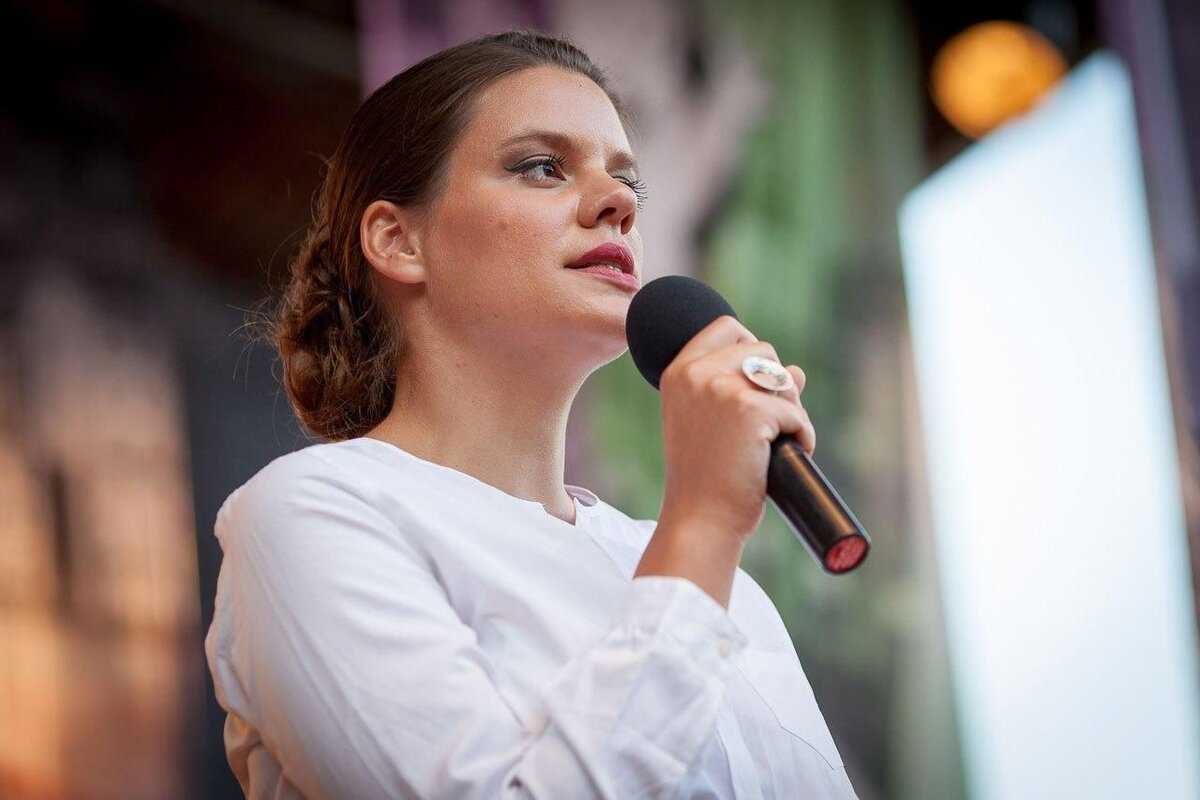 Поэтесса призналась что ждет девочку Звезда опубликовала фото себя с большим животом