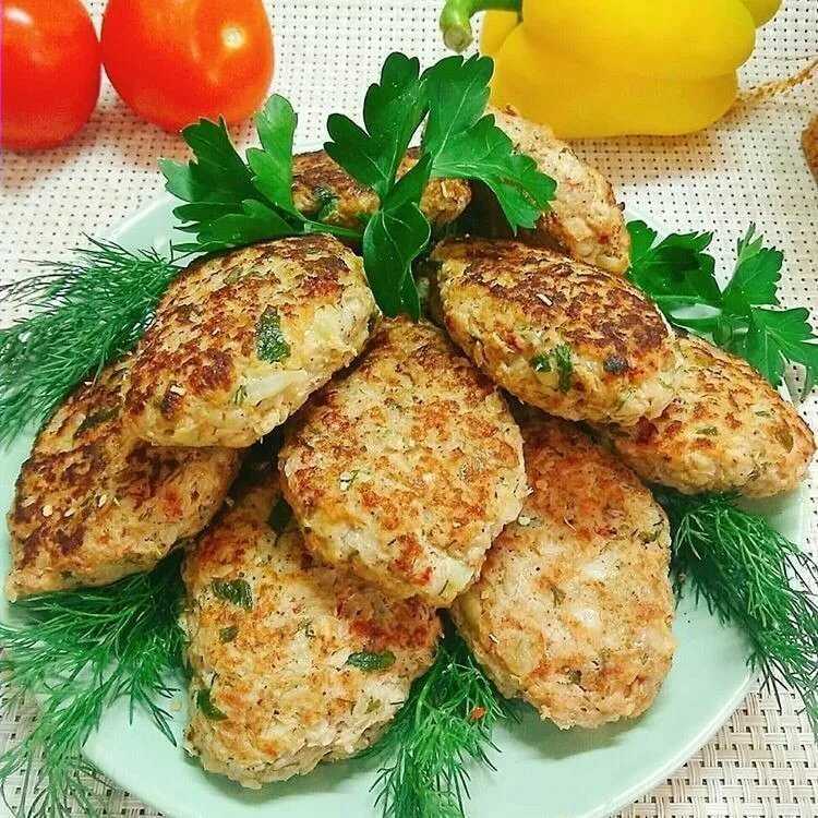 Диетические котлеты из рубленного куриного филе.