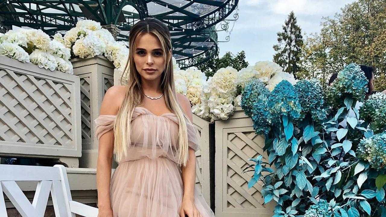 Анна хилькевич впервые вышла в свет с дочерями, которых пришлось уговаривать подарками - первый женский — новости шоу-бизнеса, культура, life style