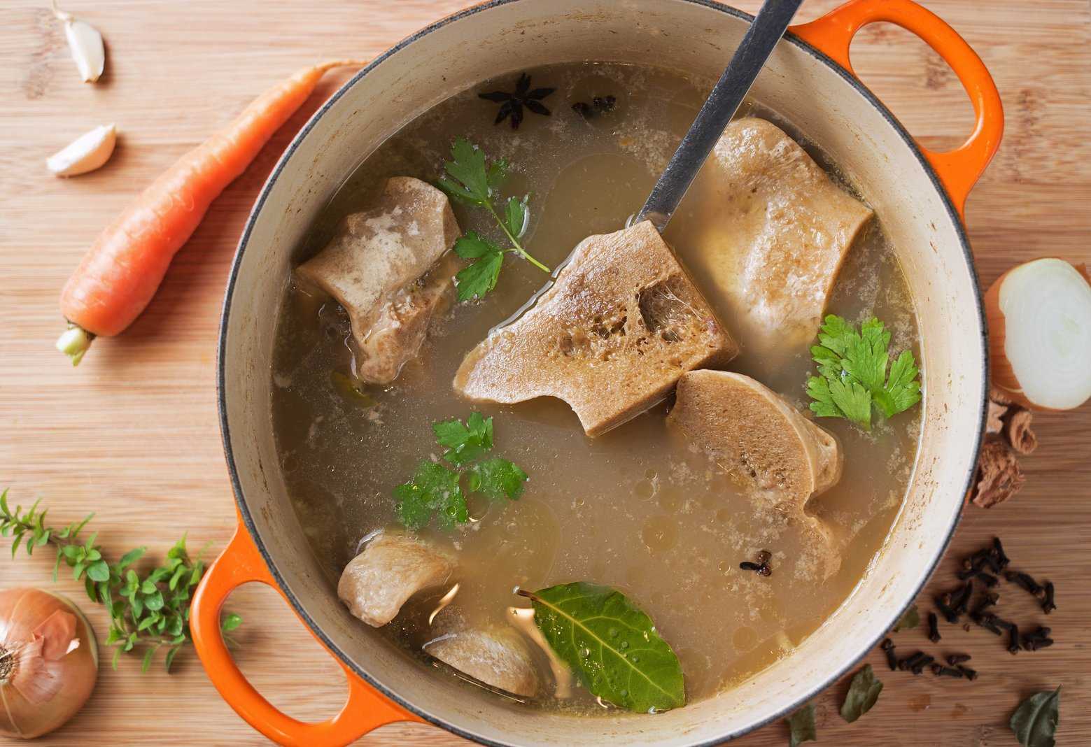 Почему нужно сливать первый бульон с мяса. первый бульон: нужно ли его сливать или можно оставить